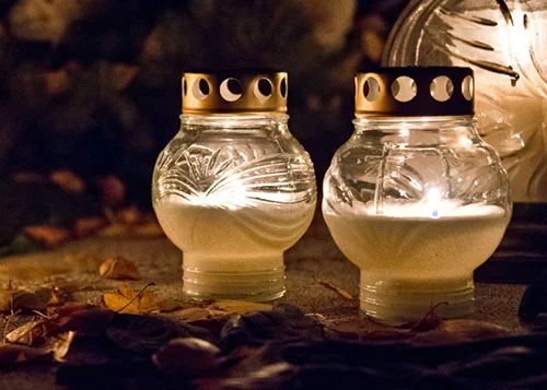 Pyhäinpäivän kynttilöitä hautausmaalla