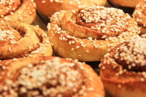 Uunissa paistuvia korvapuusteja.