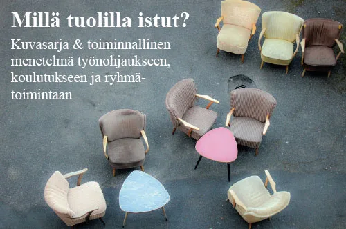 Millä tuolilla istut? Toiminnallinen menetelmä työnohjaukseen, koulutuksiin ja ryhmätoimintaan. Erilaisia nojatuoleja lintuperspektiivistä ryhmiteltynä pienien pöytien lähettyville.